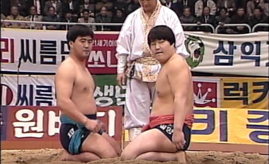 조회수 100만 건을 기록한 이만기(왼쪽)와 강호동의 과거 맞대결 영상.