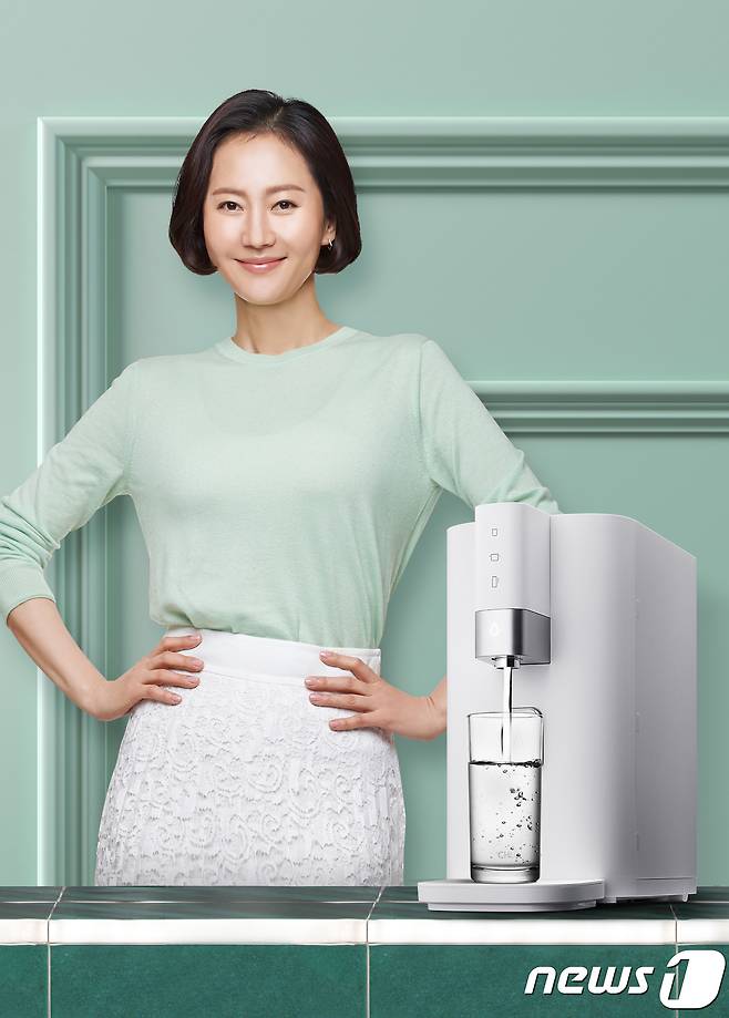 청호나이스 모델 염정아와 ‘이과수 정수기 타이디’© 뉴스1