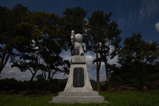 [충주 88올림픽대회 성화봉송 기념비] 충북 충주시 중앙탑면 가흥삼거리 부근에 서있는 호돌이상. 19일 모습.