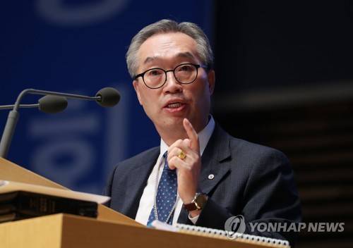 예장통합, 명성교회 부자세습 허용안 가결 (포항=연합뉴스) 김현태 기자 = 26일 오전 경북 포항시 기쁨의 교회에서 열린 대한예수교장로회(예장) 통합 교단 제104회 정기총회에서 총회장 김태영 목사가 명성교회 부자(父子) 목사의 목회직 세습을 사실상 인정하는 안이 표결 결과 가결되었음을 알리고 있다. 2019.9.26 mtkht@yna.co.kr