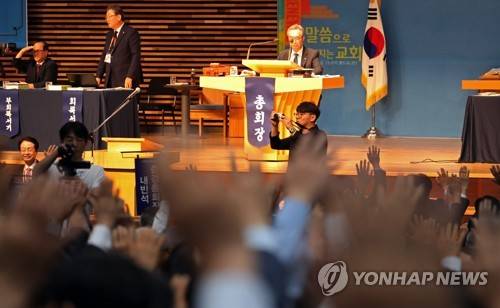 예장통합, 명성교회 부자세습 사실상 허용 (포항=연합뉴스) 김현태 기자 = 26일 오전 경북 포항시 기쁨의 교회에서 열린 대한예수교장로회(예장) 통합 교단 제104회 정기총회에서 2년 이상 논란을 빚은 명성교회 부자(父子) 목사의 목회직 세습을 사실상 인정하는 안에 대해 참석자들이 거수로 표결하고 있다.       거수로 진행한 표결에서 예장 통합 교단은 명성교회 설립자인 김삼환 목사의 아들인 김하나 목사가 2021년 1월1일부터 명성교회 위임목사직을 맡을 수 있게 허용하기로 했다. 2019.9.26 mtkht@yna.co.kr