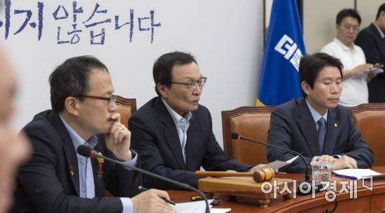 이해찬 더불어민주당 대표가 27일 국회에서 열린 최고위원회의에 참석, 모두 발언을 하고 있다./윤동주 기자 doso7@