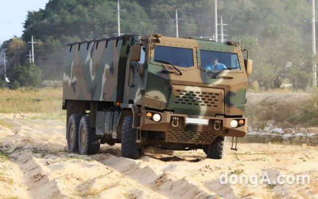 기아차가 앞서 선보인 중형전술차량 테스트 모델. 최신 모델과는 디자인 일부가 다르다.