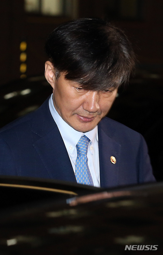 【서울=뉴시스】이종철 기자  = 지난 26일 밤 서울 여의도 국회 본회의장에서 열린 대정부질의를 마친 조국 법무부 장관이 국회를 떠나기 위해 차량에 탑승하면서 피곤한 표정을 하고 있다. 2019.09.26.jc4321@newsis.com