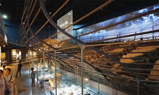 국립해양문화재연구소의 신안선 전시물.