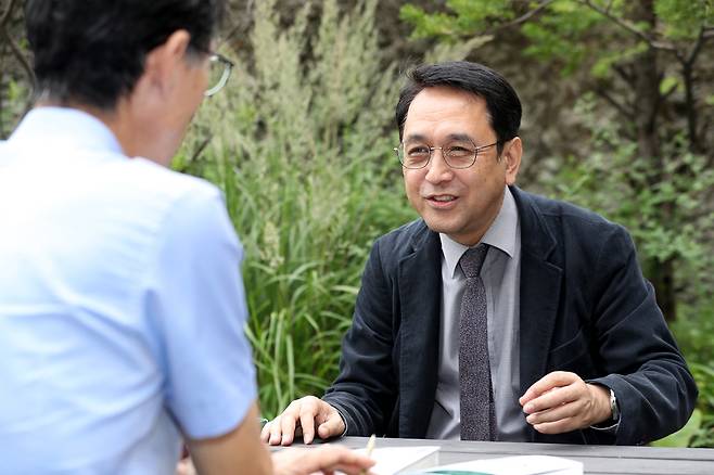 “식민지 근대화론을 주장하는 사람들과는 학문적으로 대화하고 토론하려고 한다. 그래서 그들의 생각이 조금씩 바뀌도록 말이다.” 일본인 학자 도리우미 유타카 박사가 지난 25일 서울 마포구 공덕동 한겨레신문사에서 인터뷰하고 있다. 강재훈 선임기자 khan@hani.co.kr
