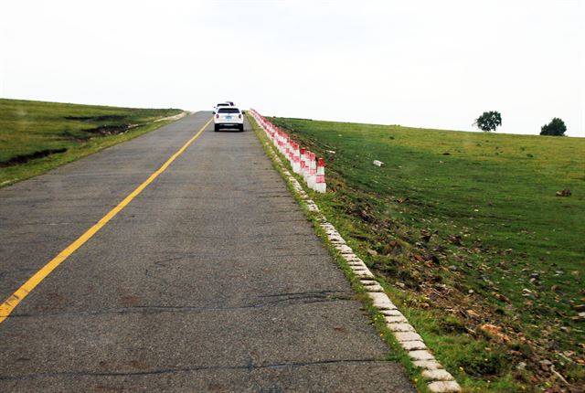 네이멍구 츠펑의 초원 도로 ‘다다선’.