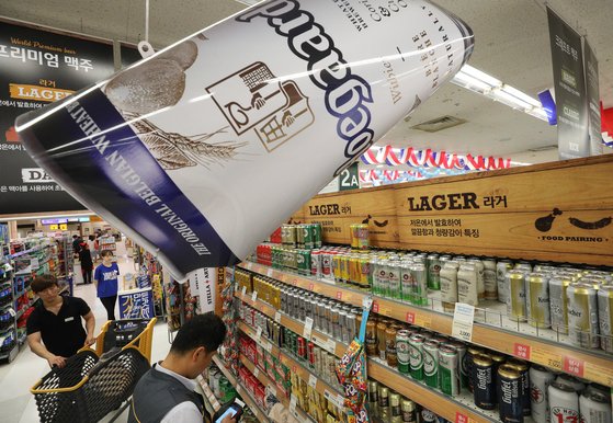 지난달 16일 오후 서울의 한 대형마트에서 시민들이 벨기에 맥주를 살펴보고 있다.[뉴스1]