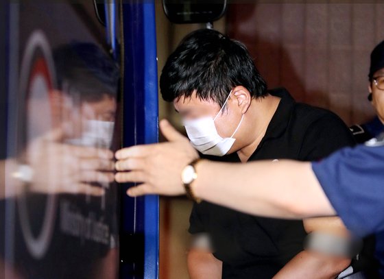 구속된 조국 법무장관의 5촌 조카가 구속 전 조사를 마친 뒤 16일 오전 호송차에 오르는 모습. [뉴스1]