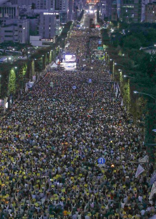 지난 28일 오후 서초구 서울중앙지검 앞에서 열린 7차 ‘검찰개혁 사법적폐청산을 위한 촛불집회’에 수많은 인파가 모여 있다. 뉴시스