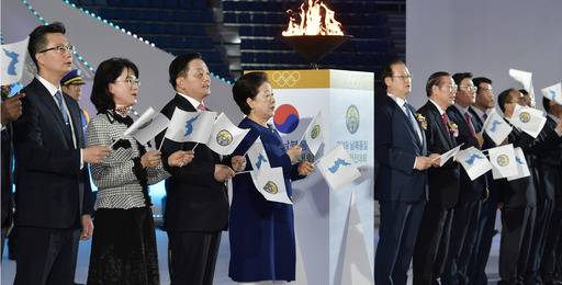29일 강원도 강릉 스피드스케이팅 경기장에서 열린 ‘2019 남북통일 희망 전진대회’에서 ‘효정의 불’이 도착하자 한학자 총재 등 주요 내빈들이 무대에 올라 수기를 흔들며 환호하고 있다. 강릉=하상윤 기자