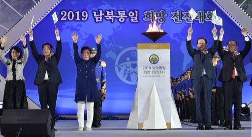 29일 강원도 강릉 스피드스케이팅 경기장에서 열린 ‘2019 남북통일 희망 전진대회’에서 한학자 총재(왼쪽 세 번째) 등 주요 내빈들이 억만세 삼창을 하고 있다.