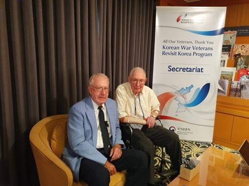 장진호전투 회고하는 미국 참전용사들 (서울=연합뉴스) 정성조 기자 = 27일 오후 서울 중구 그랜드앰배서더호텔에서 밀튼 워커(왼쪽) 씨와 헨리 쉐이퍼(오른쪽) 씨가  1950년 장진호전투 당시를 술회하고 있다. 2019.9.27