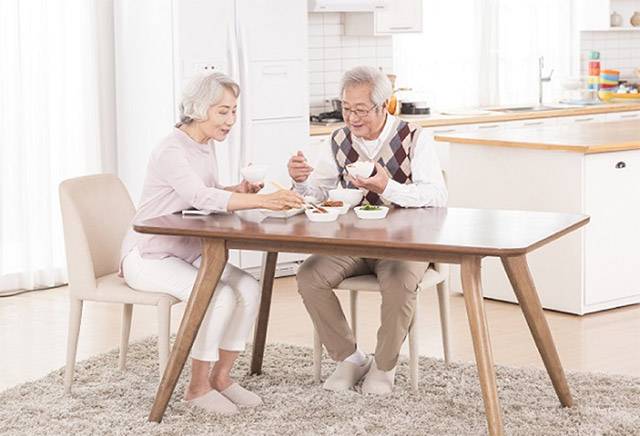 건강한 노년기를 보내려면 반찬은 싱겁게 먹고, 고기를 챙기는 식습관을 들이는 게 좋다./사진=클립아트코리아