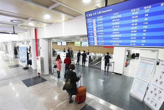 삼성역, 서울역, 광명역에 있는 도심공항을 이용하면 수속을 미리 마칠 수 있다. 도심공항에서 수속을 미리 마치면 인천공항에서도 전용 출국 통로를 통해 입국심사장으로 들어갈 수 있다. [연합뉴스]