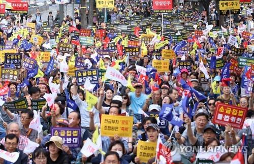 '분양가상한제 소급적용 반대한다' (서울=연합뉴스) 진연수 기자 = 9일 오후 서울 종로구 세종문화회관 옆 소공원에서 열린 '분양가상한제 소급적용 저지 재개발·재건축 조합원 총궐기대회'에서 참가 조합원들이 구호를 외치고 있다. 2019.9.9