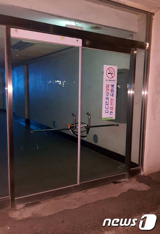 자물쇠로 잠긴 광주기독병원 출입구.(기독병원 노조 제공) /© 뉴스1