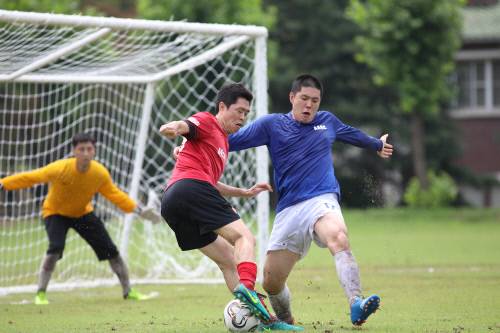 골문 앞에서 접기를 시도하는 현영민. 제공 | 터치플레이