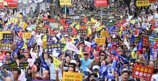 지난달 9일 서울 종로구 세종문화회관 옆 소공원에서 열린 '분양가상한제 소급적용 저지 재개발·재건축 조합원 총궐기대회'에서 참가 조합원들이 구호를 외치고 있다.<연합뉴스>