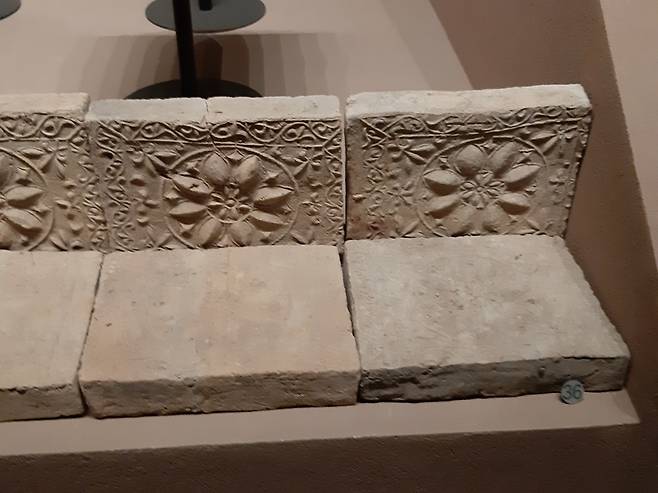 사비시대 백제 와당 전돌의 연화문 장식과 흡사한 북위 유적 출토 기와 전돌 무늬 장식. 다퉁박물관 소장품.