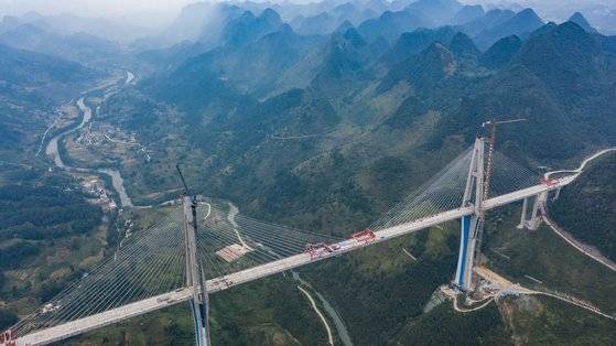 세계 최고 높은 교각위에 건설되는 중국 구이저우성 핑탄대교. 다리 위에는 관광객들을 위한 휴게소도 건설된다.[신화=연합뉴스]