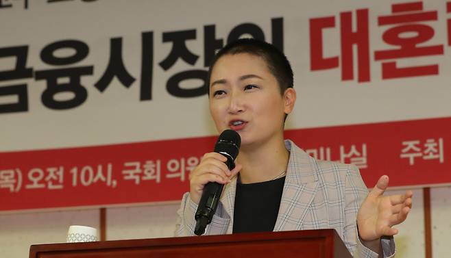 이언주 무소속 의원이 26일 오전 국회 의원회관에서 열린 '신장섭 싱가포르 국립대 교수 초청특강'에서 인사말을 하고 있다. [연합]