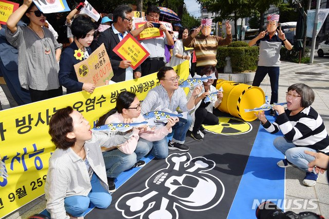 【부산=뉴시스】 하경민 기자 = 9월25일 부산 동구 일본총영사관 인근 강제징용노동자상 앞에서 부산지역 시민사회단체 회원들이 일본 후쿠시마 방사능 오염수 방류를 규탄하는 퍼포먼스를 하고 있다. 2019.09.25. yulnetphoto@newsis.com