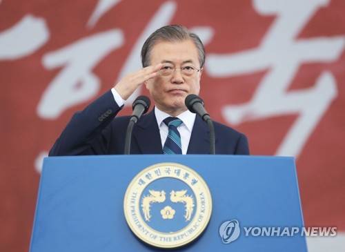 문 대통령, 국군의 날 '경례' (대구=연합뉴스) 한상균 기자 = 문재인 대통령이 1일 대구 공군기지에서 열린 국군의 날 행사에서 경례하고 있다. 2019.10.1 xyz@yna.co.kr