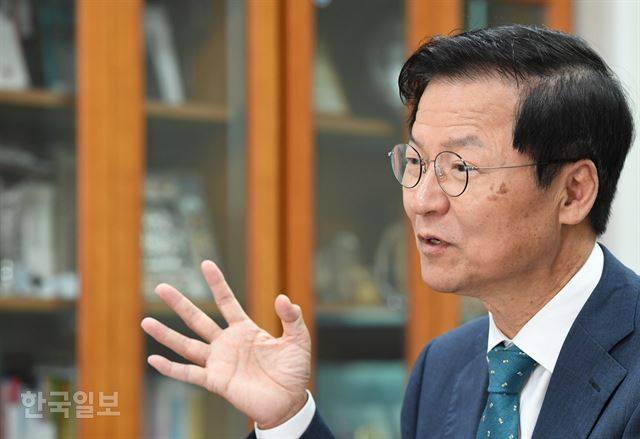 참여정부 법무부장관을 지낸 천정배 의원은 “검찰개혁의 중요 목표 중 하나는 검찰을 권력으로부터 독립시키는 것”이라며 “이를 위해 청와대와 검찰의 직거래부터 끊어내야 한다. 문재인 정부가 솔선수범해야 한다”고 강조했다. 배우한 기자