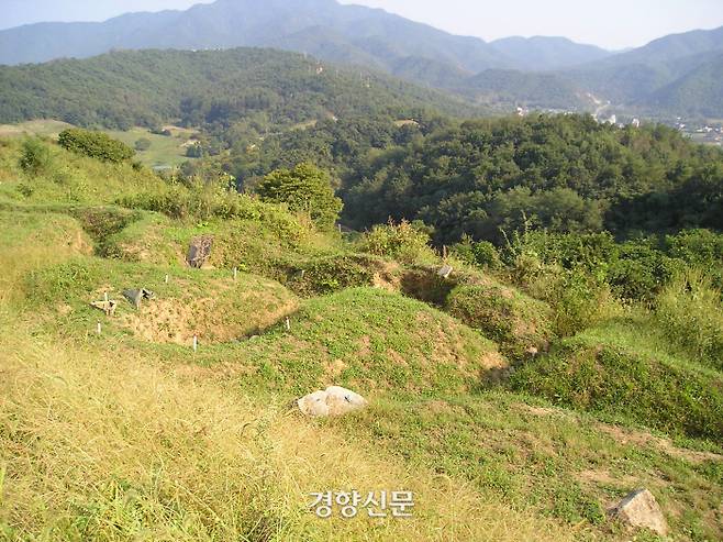 감악산 앞을 지키는 칠중성은 백제-말갈, 신라-고구려, 신라-당나라간 치열한 접전을 벌인 요충지다. 한국전쟁 때는 영국군과 중국군이 혈투를 벌인 캐슬고지의 이름으로 통했다. 지금도 삼국시대 문화층 위에 현대식 참호가 들어서있다.