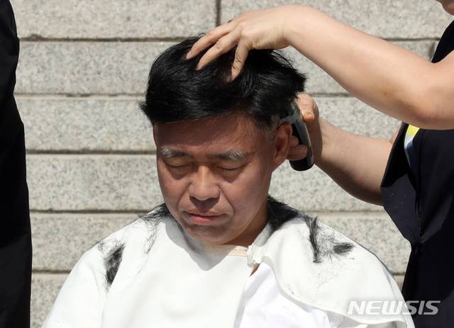 【서울=뉴시스】 박영태 기자 = 자유한국당 최교일 의원이 19일 오전 서울 여의도 국회 본청 계단앞에서 조국 법무부장관 사퇴와 문재인 정권을 규탄하며 삭발을 하고 있다. 2019.09.19. since1999@newsis.com