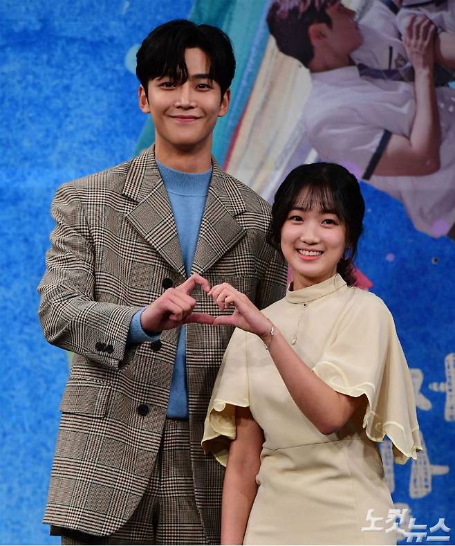 배우 로운과 김혜윤이 2일 오후 서울 마포구 MBC사옥에서 열린 수목미니시리즈 '어쩌다 발견한 하루' 제작발표회에 참석해 포즈를 취하고 있다. (사진=황진환 기자)