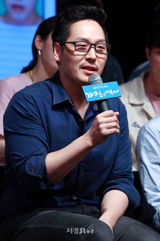 웹툰 작가 김풍이 16일 오후 서울 종로구 홍익대학교 대학로 아트센터에서 진행된 뮤지컬 ‘찌질의 역사’ 제작발표회에 참석해 취재진의 질문에 답변을 하고 있다.