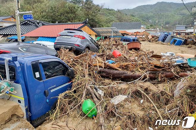 3일 오후 1시쯤 태풍 '미탁'이 강타한 강원도 삼척시 근덕면 초곡리 일대가 강한 비바람에 초토화됐다. 2019.10.3/뉴스1 © News1 하중천 기자