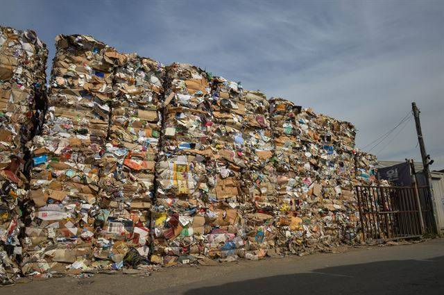 지난달 30일 경기 하남시의 한 재활용업체 바깥에 베일(압축 폐지)이 성벽처럼 쌓여있다.