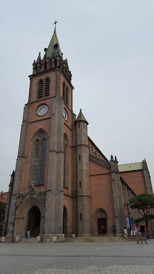 명동 지역의 랜드마크인 명동성당. 1898년 고딕 양식으로 지어진 주교좌성당이다.