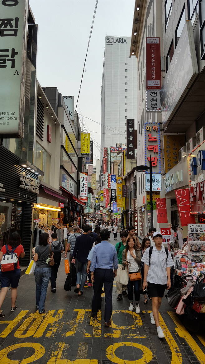서울의 명동은 1930년대 이후부터 현재까지 우리나라를 대표하는 쇼핑 문화의 거리로 늘 젊음의 기운이 넘치는 곳이다.