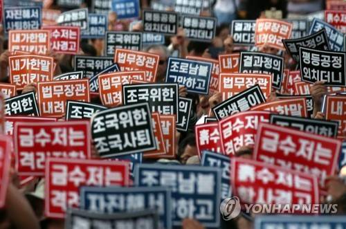 대학로 조국 장관 사퇴 촉구 집회 (서울=연합뉴스) 홍해인 기자 = 전국대학생연합 주최로 3일 오후 서울 종로구 대학로 마로니에공원 앞에서 열린 조국 법무장관 사퇴 촉구 촛불집회 참가자들이 LED 촛불과 함께 손팻말을 들어보이고 있다. 2019.10.3 hihong@yna.co.kr