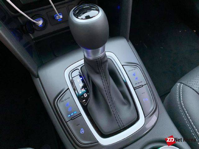 6단 DCT 변속기가 들어가는 코나 하이브리드. 변속기 주변에는 별도 드라이브 모드 선택 버튼이 없고, 변속기를 좌측으로 이동하면, 스포츠 모드가 작동된다. (사진=지디넷코리아)