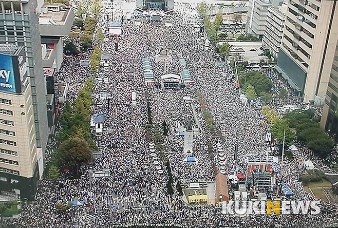 3일, 많은 집회참가자들이 광화문 광장을 찾았다.