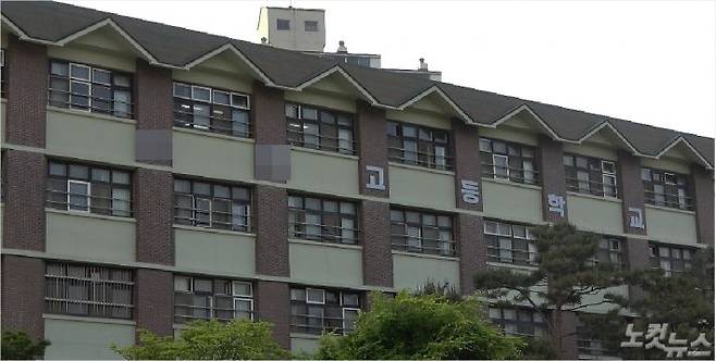 붉은 벽돌 외관의 한 고등학교 건물