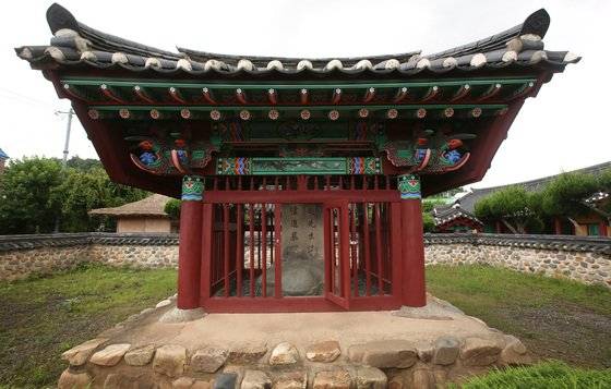 정암 선생 적려 유허비. 기묘사화로 유배된 정암 조광조가 사약을 받았던 전남 화순군 능주면 남정리에 그를 기리기 위한 '정암 조광조 적려 유허비'가 세워져 있다. 적려란 귀 양살이하던 오두막집이란 뜻이고, 유허비는 기념할만한 옛 자취에 세운 비를 말한다. [중앙포토]