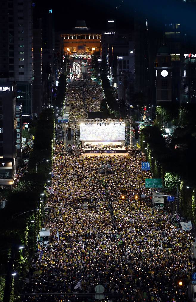 5일 오후 서울 서초역 사거리 일대에서 열린 제8차 검찰 개혁 촛불 문화제에서 참가자들이 구호를 외치고 있다. [연합]