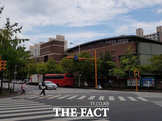 제이홉이 다녔던 일곡중학교. 서일초등학교에서는 큰 도로를 따라 도보로 5분 남짓 걸린다. /광주=정병근 기자