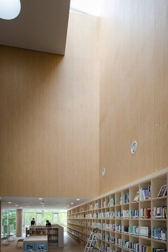 중앙 홀은 지상 3층까지 뻥 뚫려 층고가 높다. [사진 나승현 건축가]