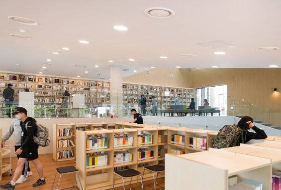 도서관 서가의 모습. 자작나무 합판으로 맞춤형 책장을 제작했다. [사진 나승현 건축가]