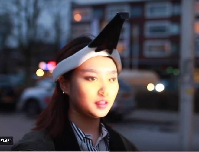 홍콩 정부가 5일 0시부터 복면금지법을 시행하자 sns에선 이를 피하는 아이디어가 공유되고 있다. 한 모델이 안면 영사기를 시연하고 있다. [사진 페이스북]