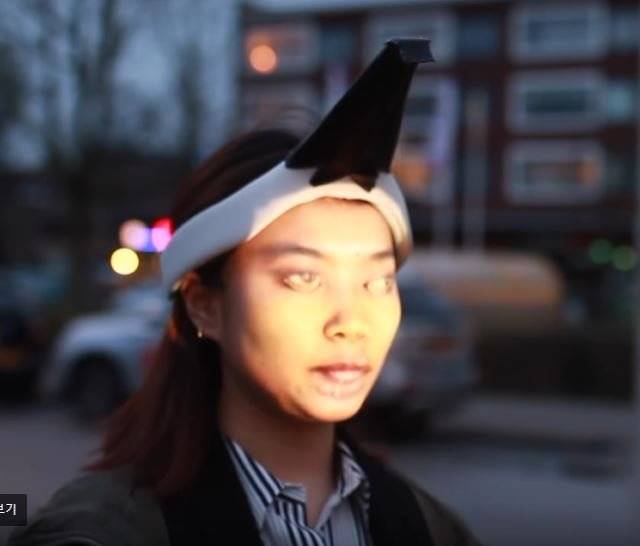 안면 영사기를 사용하면 다른 사람의 얼굴을 투사해 자신의 얼굴을 감출 수 있다. [사진 페이스북]