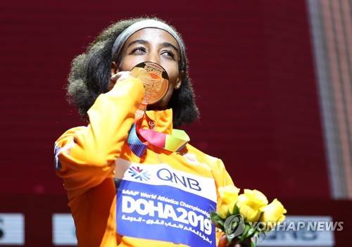 금메달 손에 넣은 하산 (도하 EPA=연합뉴스) 시판 하산이 6일(한국시간) 카타르 도하 칼리파 스타디움에서 열린 2019 세계육상선수권대회 여자 1,500ｍ에서 우승한 뒤 금메달을 목에 걸고 기뻐하고 있다.