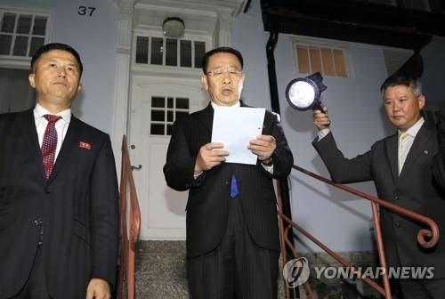 북미 비핵화 실무협상 후 성명 발표하는 김명길 (스톡홀름 AP/교도=연합뉴스) 김명길 북한 외무성 순회대사(가운데)가 5일(현지시간) 스웨덴 스톡홀름에서 스티븐 비건 미국 국무부 대북특별대표와 비핵화 실무협상을 마친 후 북한대사관 앞에서 성명을 발표하고 있다. ymarshal@yna.co.kr